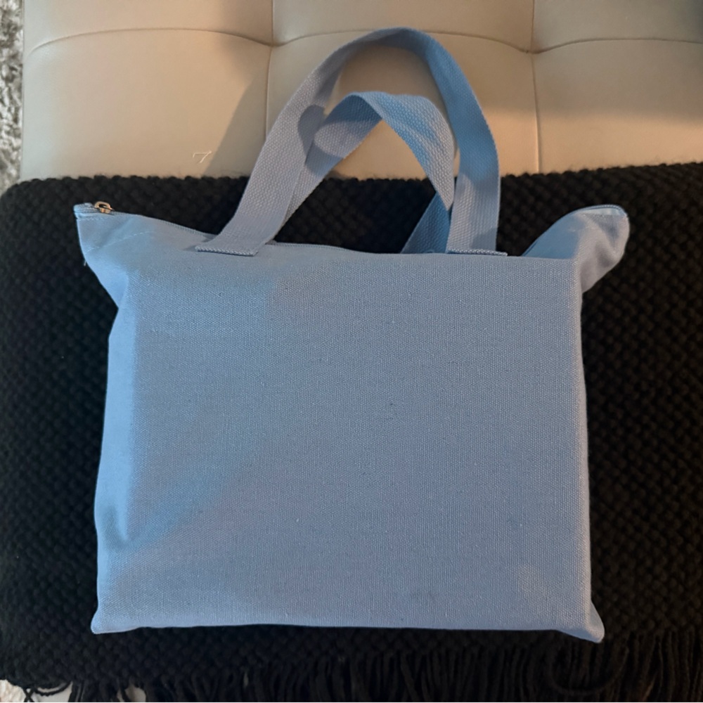 🔥 Bad Bunny DTMF “De Museo” VIP Exclusive Bag – Rare Concert Merch 🔥 - Picture 2 of 2